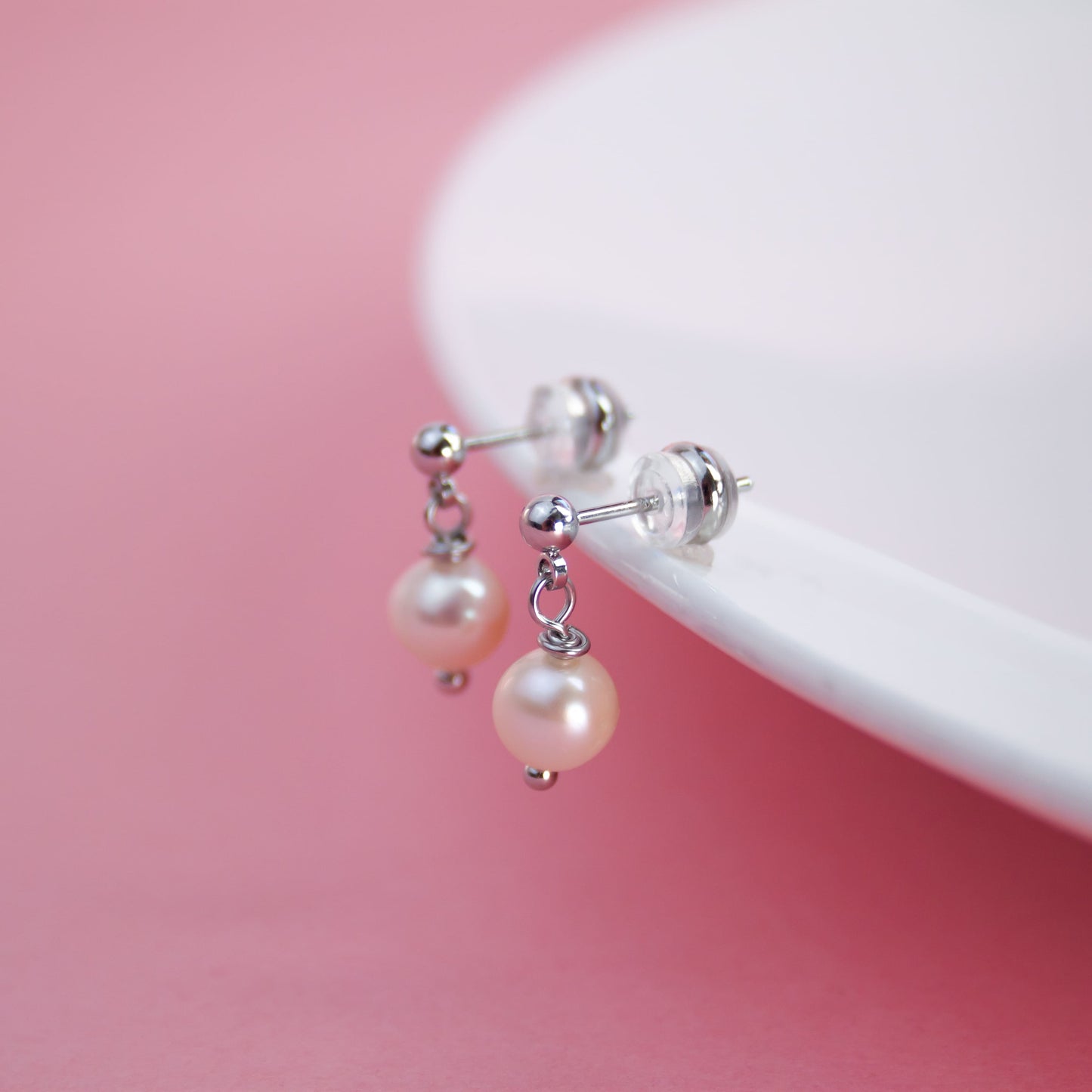 Piccoli orecchini con perle – da sposa e minimalisti