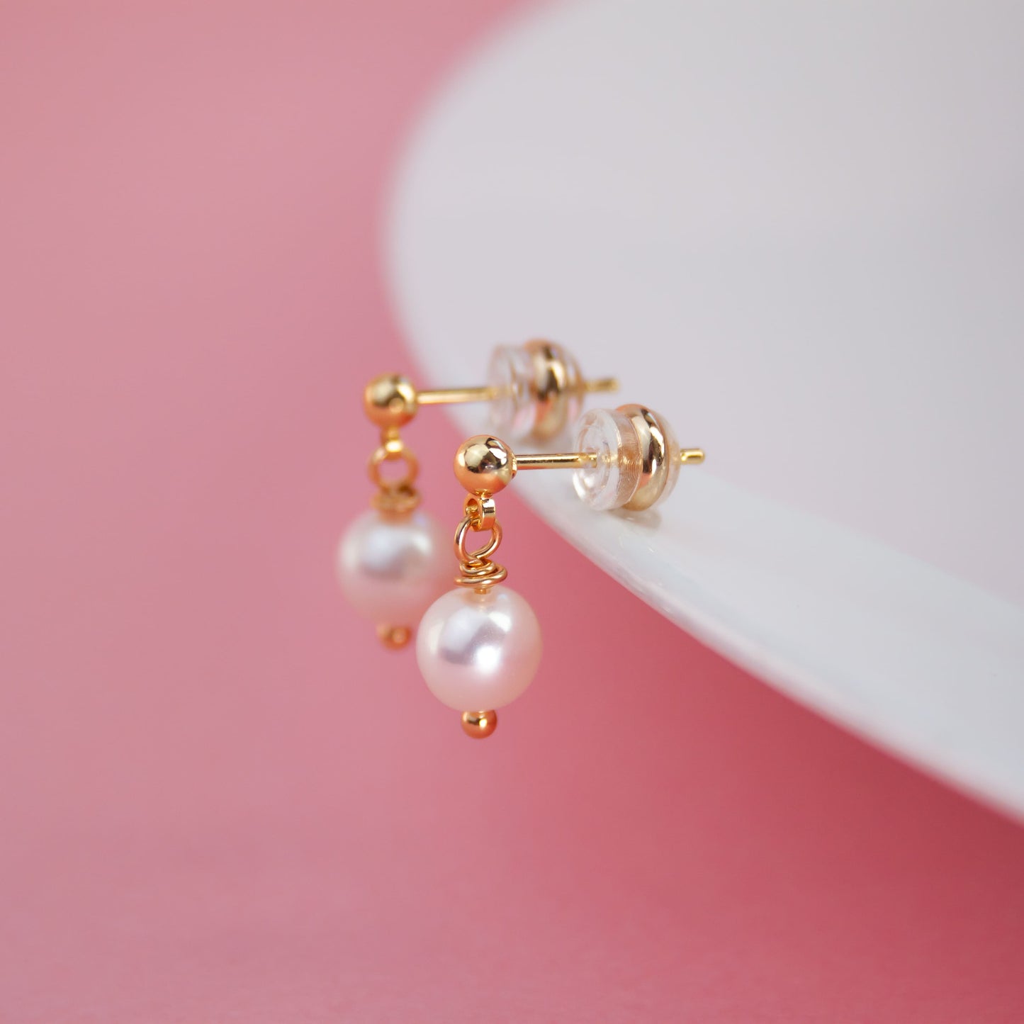 Piccoli orecchini con perle – da sposa e minimalisti