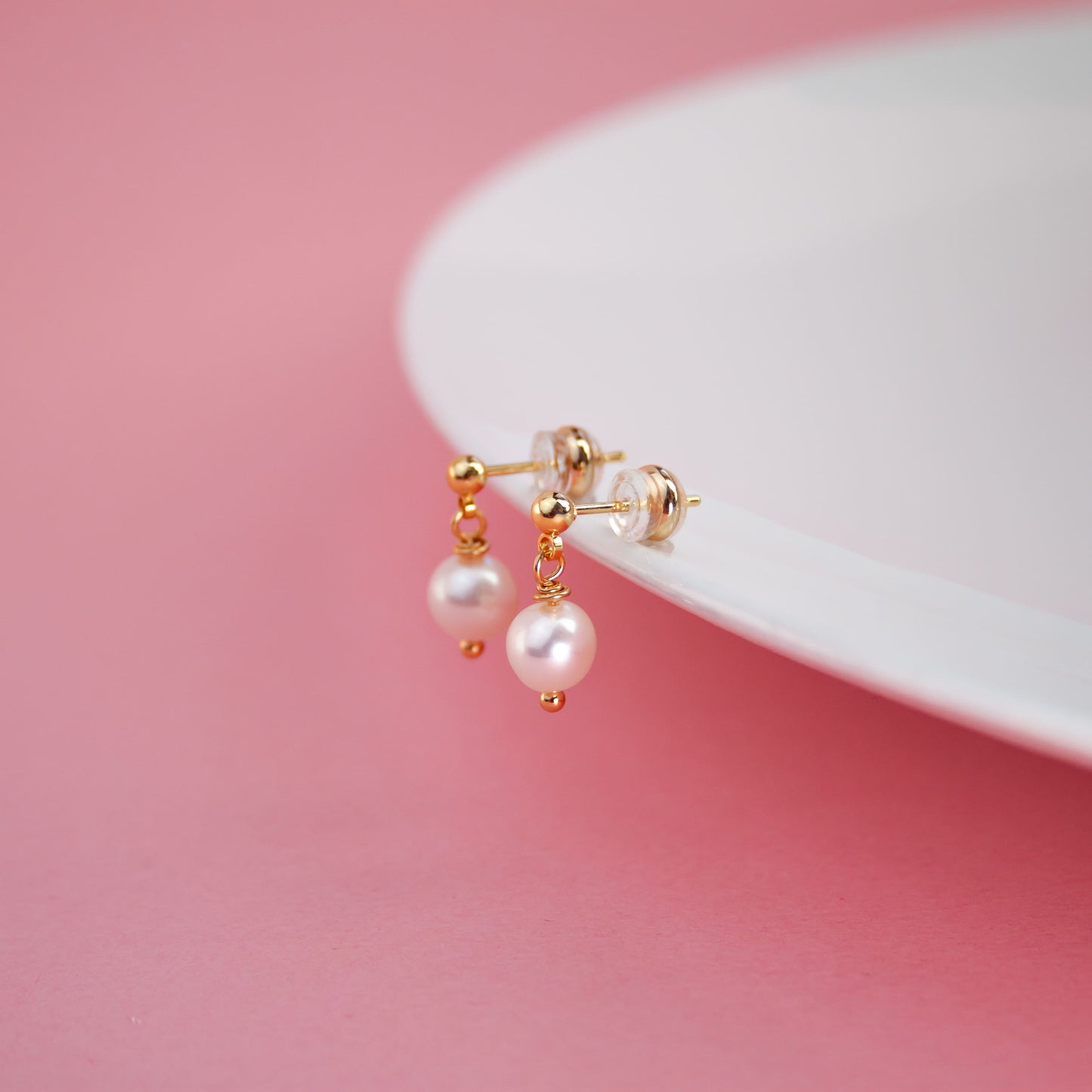 Piccoli orecchini con perle – da sposa e minimalisti