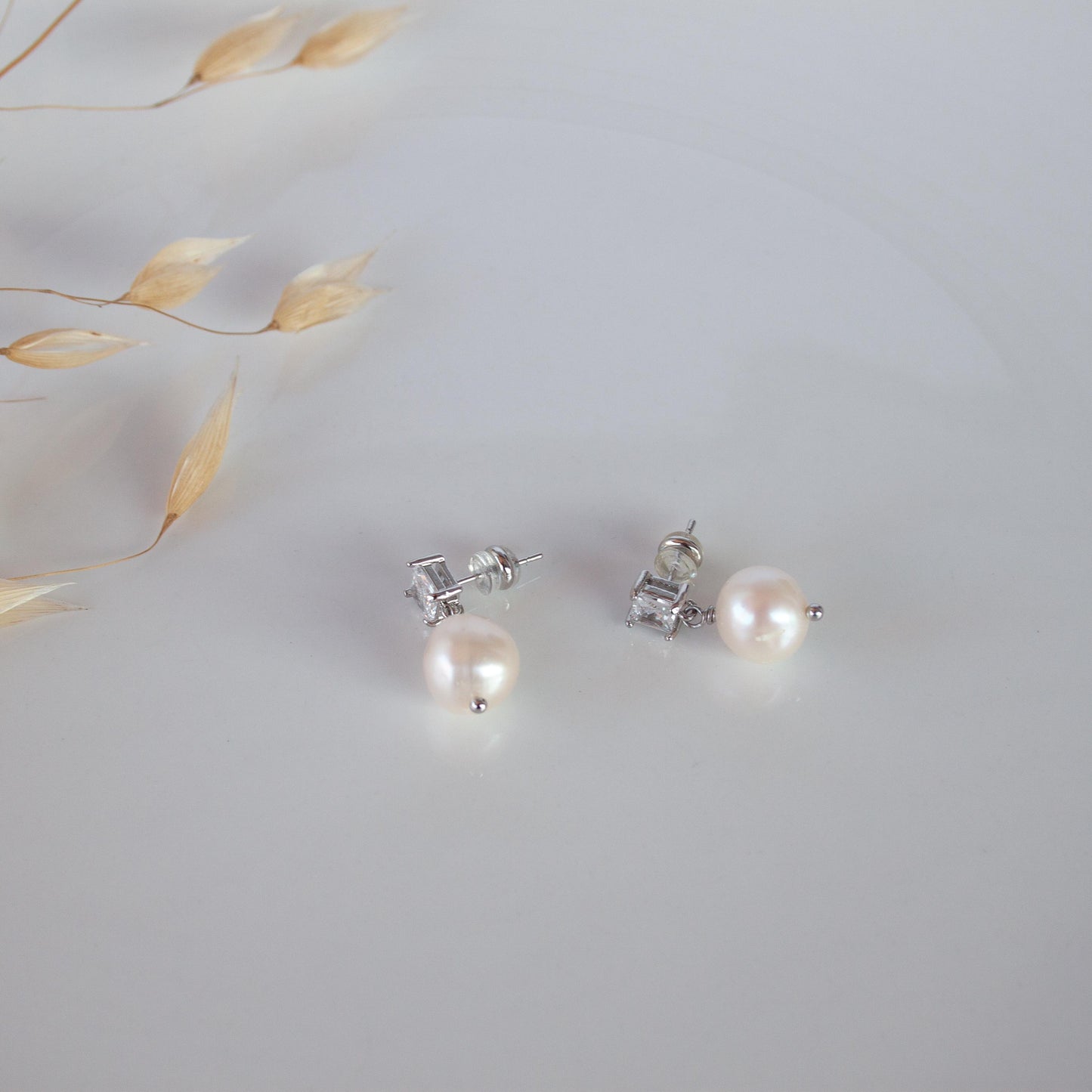 Orecchini pendenti minimalisti con perle d'acqua dolce - Gioielli da sposa con diamanti CZ, eleganti orecchini con perle, regalo per lei